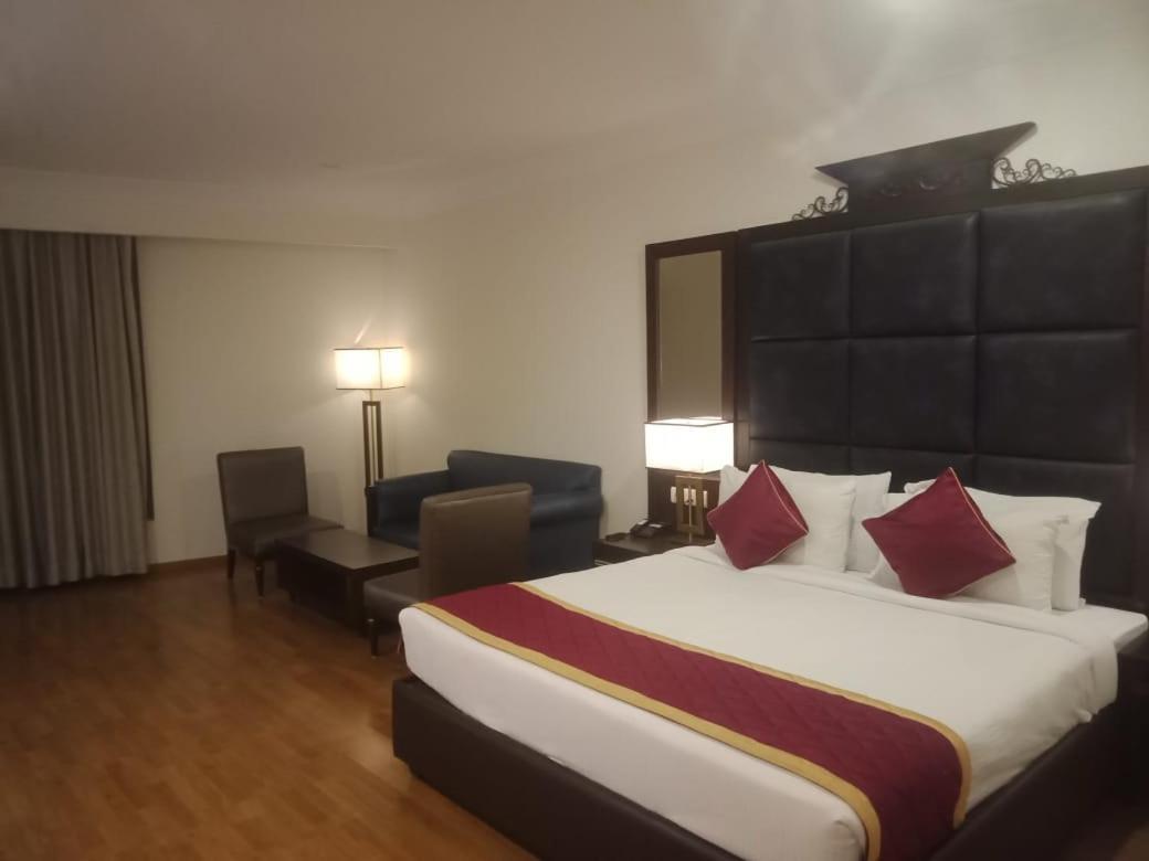 Blossom Rooms Hotel Vashishtha - Free Lunch Or Dinner- Free Breakfast Хайдарабад Экстерьер фото